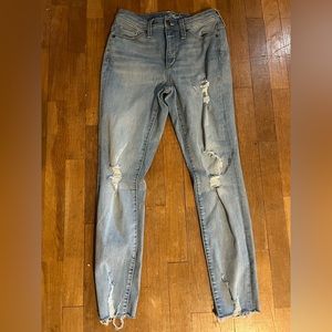 Skinny jeans with a few rips